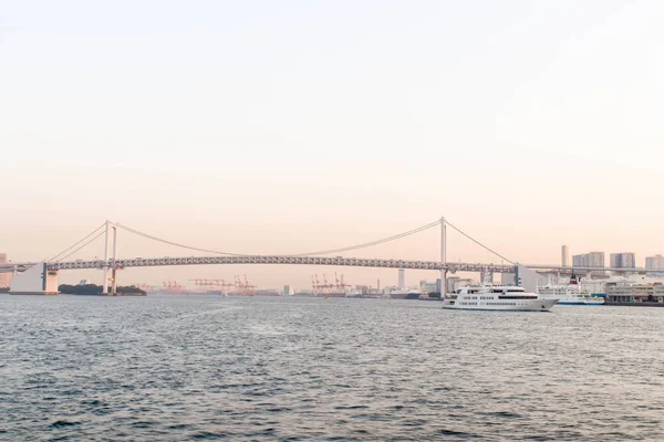 Ένα Από Μεγάλα Σκάφη Και Γέφυρα Ουράνιο Τόξο Sumida Ποταμού — Φωτογραφία Αρχείου