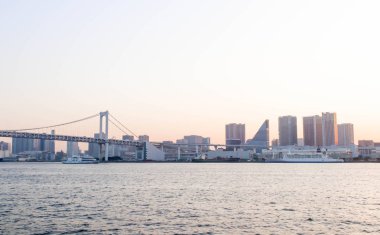 Tokyo'da Sumida Nehri bakış açısında gökkuşağı köprüsü görünümü Manzaralar