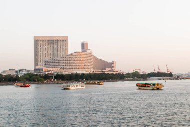 Sumida Nehri bakış açısında tüm tekne Manzara ,tokyo