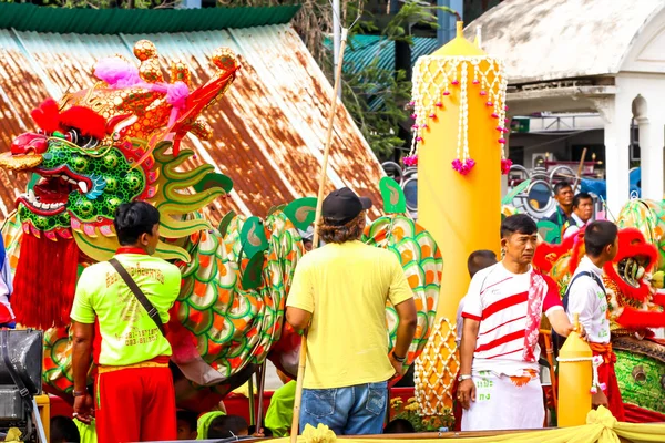 サムツァコーン 7月27日 ドラゴンと大きなボートの人々キャンドルの伝統的なキャンドルパレードは サムツァコーン タイのカトゥンバンで寺院に2018年7月27日に — ストック写真