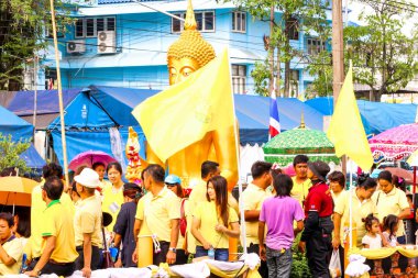 Samutsakorn, Tayland - 27 Temmuz, Buda heykeli ve Mumlar Geçit Töreni Büyük Tekne insanlar Samutsakorn Katumban, Tayland Temmuz'da 27, 2018.Jpg