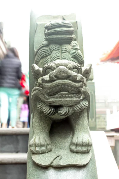 Primer Plano Estatua Del León Templo Wen Con Niebla Taiwán —  Fotos de Stock