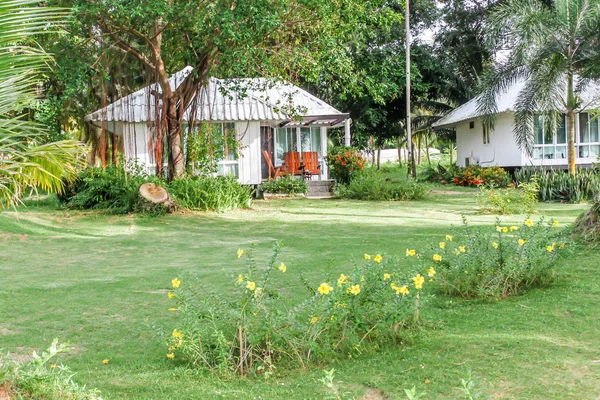 Tayland beyaz tek Bungalovlar Manzara. Koh Mak adası