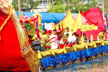 Samutsakorn, Tayland - 27 Temmuz, büyük tekne Parade geleneksel mum Katumban Samutsakorn, Tayland tarihinde 27 Temmuz 2018 tapınakta için birçok kişi
