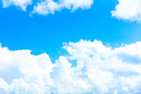 Arka plan mavi gökyüzü ile daha fazla bulut wallpaper.jpg