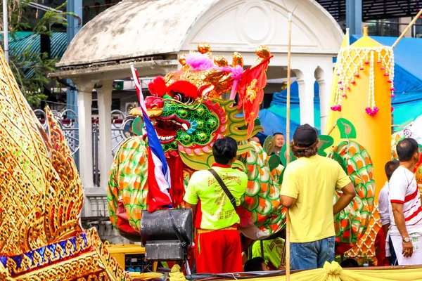 Samutsakorn 7月27日 龙在大小船传统蜡烛游行到寺庙在 Katumban Samutsakorn 泰国在2018年7月27日 — 图库照片