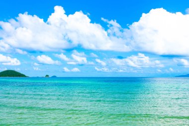 Mavi gökyüzü ile deniz mavi, tayland bulut