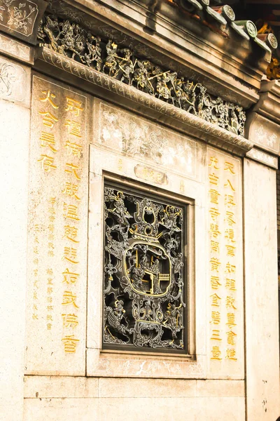 龍山寺の仏像飾り壁のクローズアップ — ストック写真