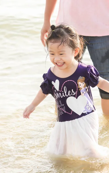 Baby Mädchen Lächeln Wenn Sie Freude Mit Dem Meer Haben — Stockfoto