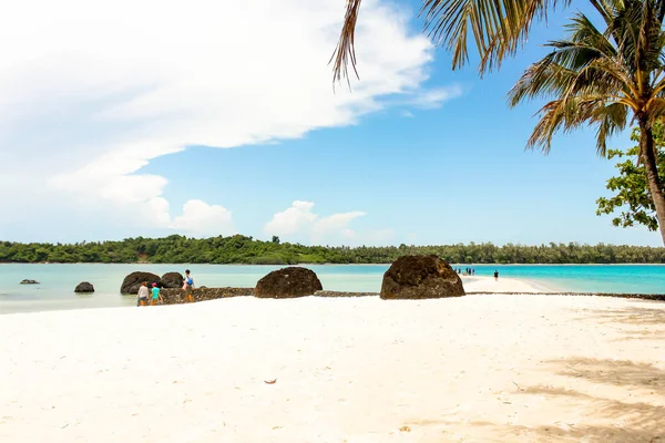 Nahaufnahme Großer Stein Und Weißer Sand Mit Blauem Himmel Thailand — Stockfoto