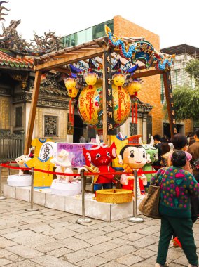 Taipei, Tayvan - 22 Şubat 2016 Longshan Tapınağı 'ndaki dekorasyon fenerinin kapatılması, 22 Şubat 2016