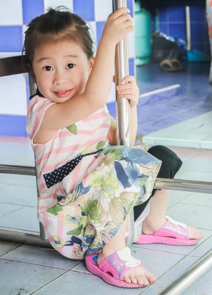 Nahaufnahme Niedlich Klein Asiatisch Mädchen Smile Unter Tisch — Stockfoto