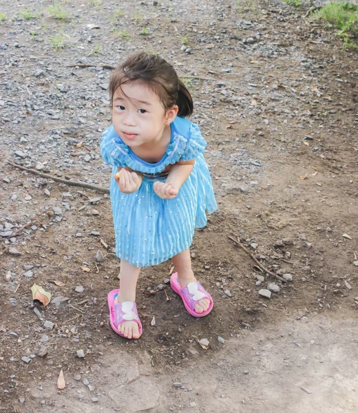 Süße Kleine Asiatische Mädchen Spielen Und Tragen Blaues Kleid — Stockfoto