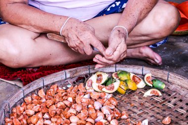 Kes kırmızı tembul fındık taze tembul palm ahşap tepsi