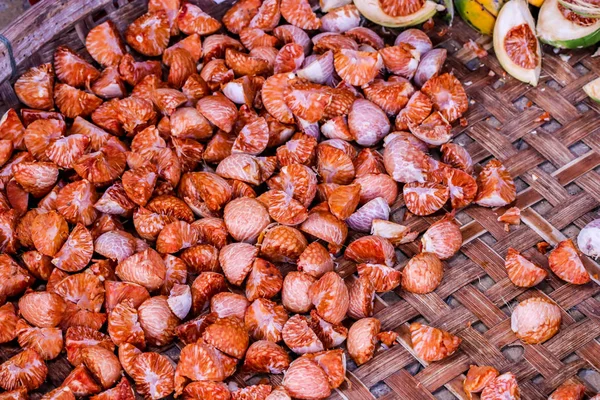 Kırmızı tembul fındık taze tembul palm ahşap tepsi closeup