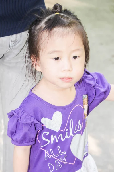 Niedliches Mädchen Trägt Prinzessin Lila Kleid — Stockfoto
