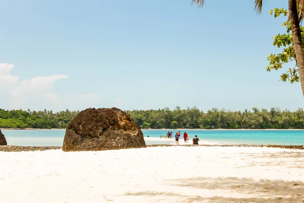 Nahaufnahme Großer Stein Und Weißer Sand Mit Blauem Himmel Thailand — Stockfoto