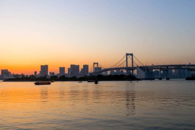 Gün batımı ve deniz araçları ve Gökkuşağı Köprüsü'nde sumida nehir günbatımı bakış açısı, tokyo görünümünü