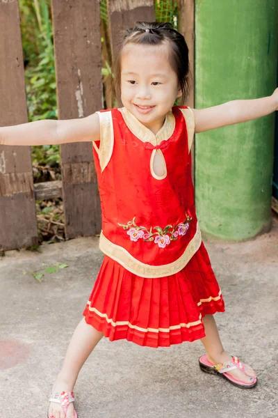 Menina Bonito Sorriso Ato Para Indecente Vestindo Ano Novo Chinês — Fotografia de Stock