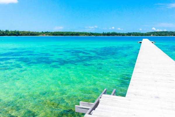 Träpiren Och Blått Hav Med Blå Himmel Thailand — Stockfoto