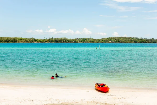 Fermer Deux Personnes Bateau Sable Blanc Avec Ciel Bleu Thaïlande — Photo