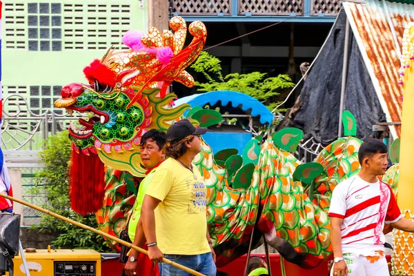 Samutsakorn 7月27日 龙和人在大船蜡烛游行到寺庙在 Katumban Samutsakorn 泰国在2018年7月27日 — 图库照片