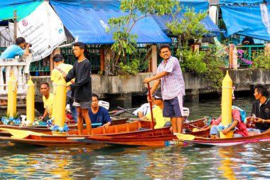 Samutsakorn, Tayland - 27 Temmuz Parading geleneksel mum Katumban Samutsakorn, Tayland tarihinde 27 Temmuz 2018, Tay insanlar