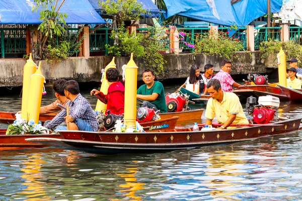 Samutsakorn Thailand Juli Close Thailand People Parades Traditional Candles Temple — Stockfoto