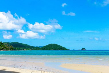 Mavi gökyüzü ve Tayland beyaz kum manzara mavi denize sıfır