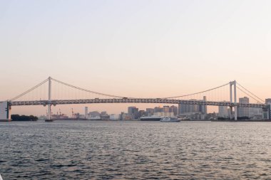 Gökkuşağı Köprüsü ve tek büyük tekne ve Tokyo'daki sumida nehir bakış açısı