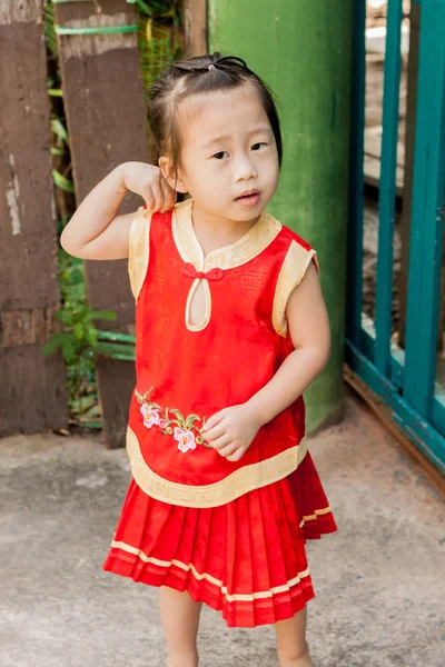 Happy Girl Agir Para Indecente Vestindo Ano Novo Chinês — Fotografia de Stock