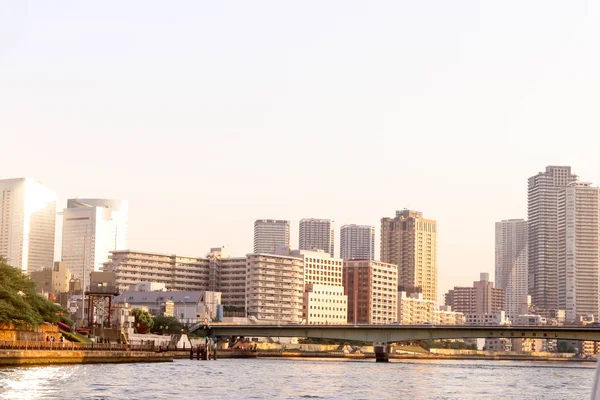 東京でボートを参照する都市景観墨田川の視点の風景を見る — ストック写真