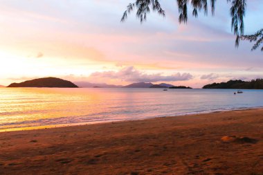 Renkli deniz gündoğumu görünümünü Tayland