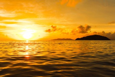 Turuncu deniz günbatımı ve gündoğumu görünümünde Tayland