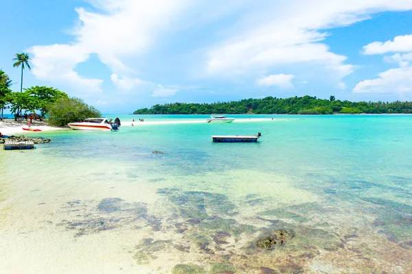 タイで青い空と青い海の風景 — ストック写真