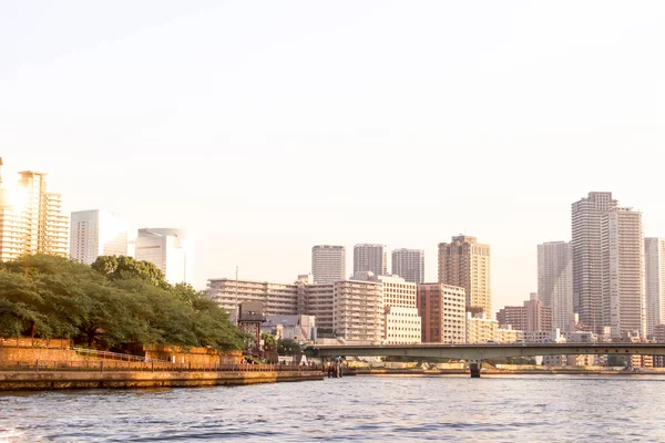 東京でボートを表示する都市景観墨田川の視点のビューを参照してください — ストック写真