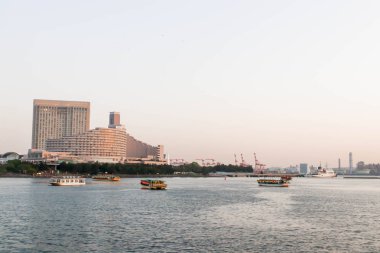 Sumida Nehri bakış açısında tüm tekne görünümü ,tokyo