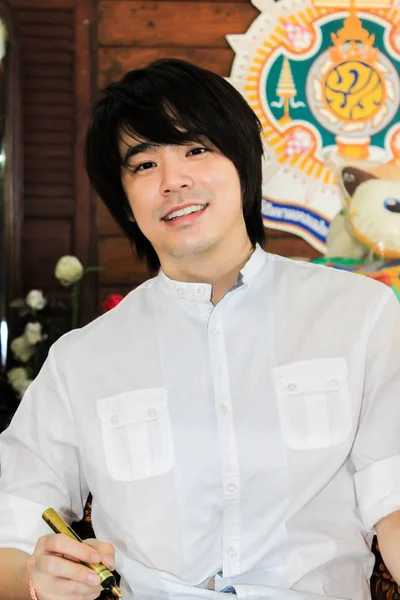 Bangkok, Tayland - 29 Ağustos 2010. Kawee Tanjararak şarkıcı Buda zaman büyük D2b için için dua ediyorum Tayland gülümseme 09 Aralık 2010 Superstar olduğunu