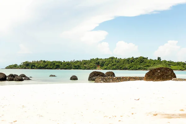 Landschaft Aus Großen Steinen Und Weißem Sand Mit Blauem Himmel — Stockfoto