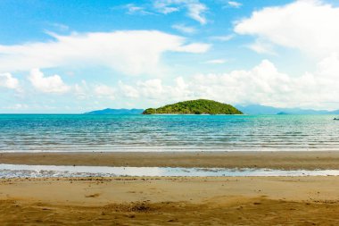 Tayland yeşil Dağ Mavi gökyüzü ve mavi deniz Manzarası