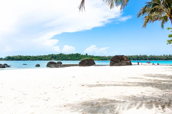 Landschaft Aus Großen Steinen Und Weißem Sand Mit Blauem Himmel — Stockfoto