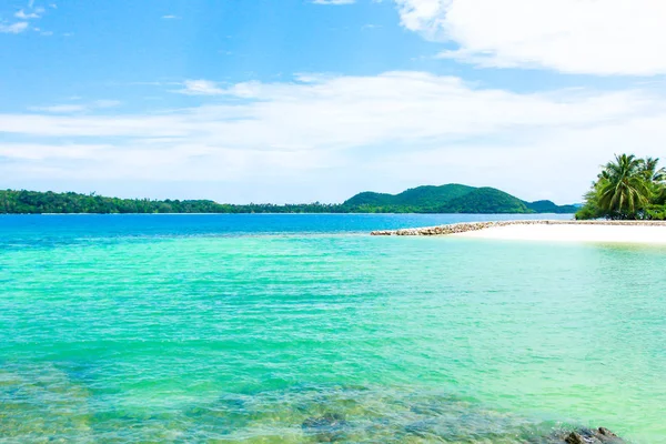 タイで青い空と青い島の風景 — ストック写真