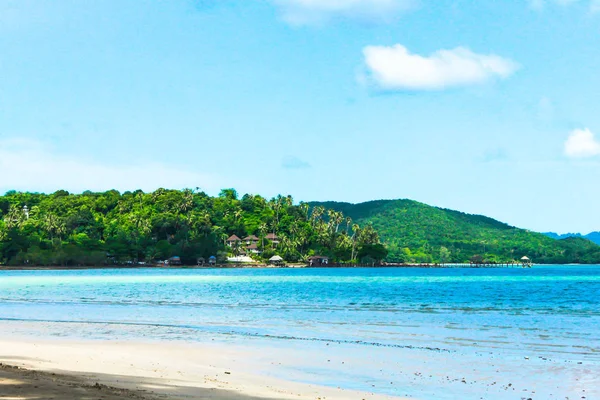 Yeşil dağ, mavi gökyüzü ve Tayland mavi deniz manzara