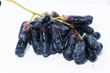 Beyaz arka planda cadı parmaklar üzüm yakın