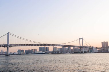 Tokyo'daki Sumida Nehri bakış açısında gökkuşağı köprüsünün görünümü