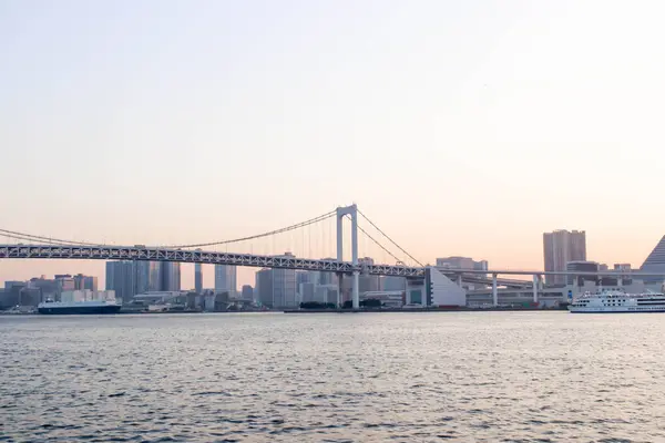 東京の隅田川の視点でレインボーブリッジを見る — ストック写真