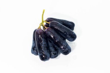 Beyaz arka planda cadı parmaklar üzüm closeup