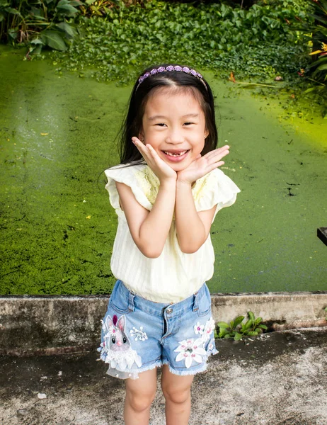 Aktion Der Asiatischen Kleine Mädchen Tragen Süße Kleidung — Stockfoto