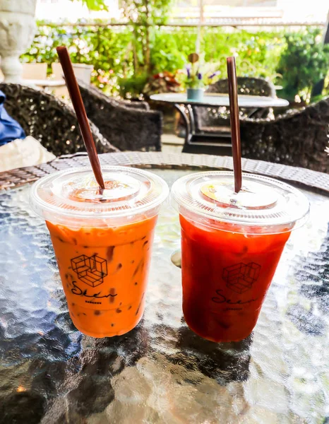 Primo piano di tè al latte freddo e tè al limone freddo sul tavolo — Foto Stock