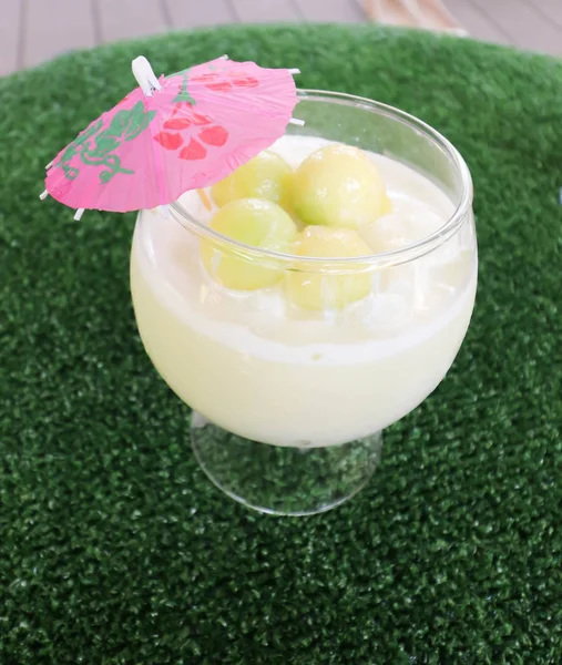 Closeup de suco de malon em vidro branco na mesa — Fotografia de Stock